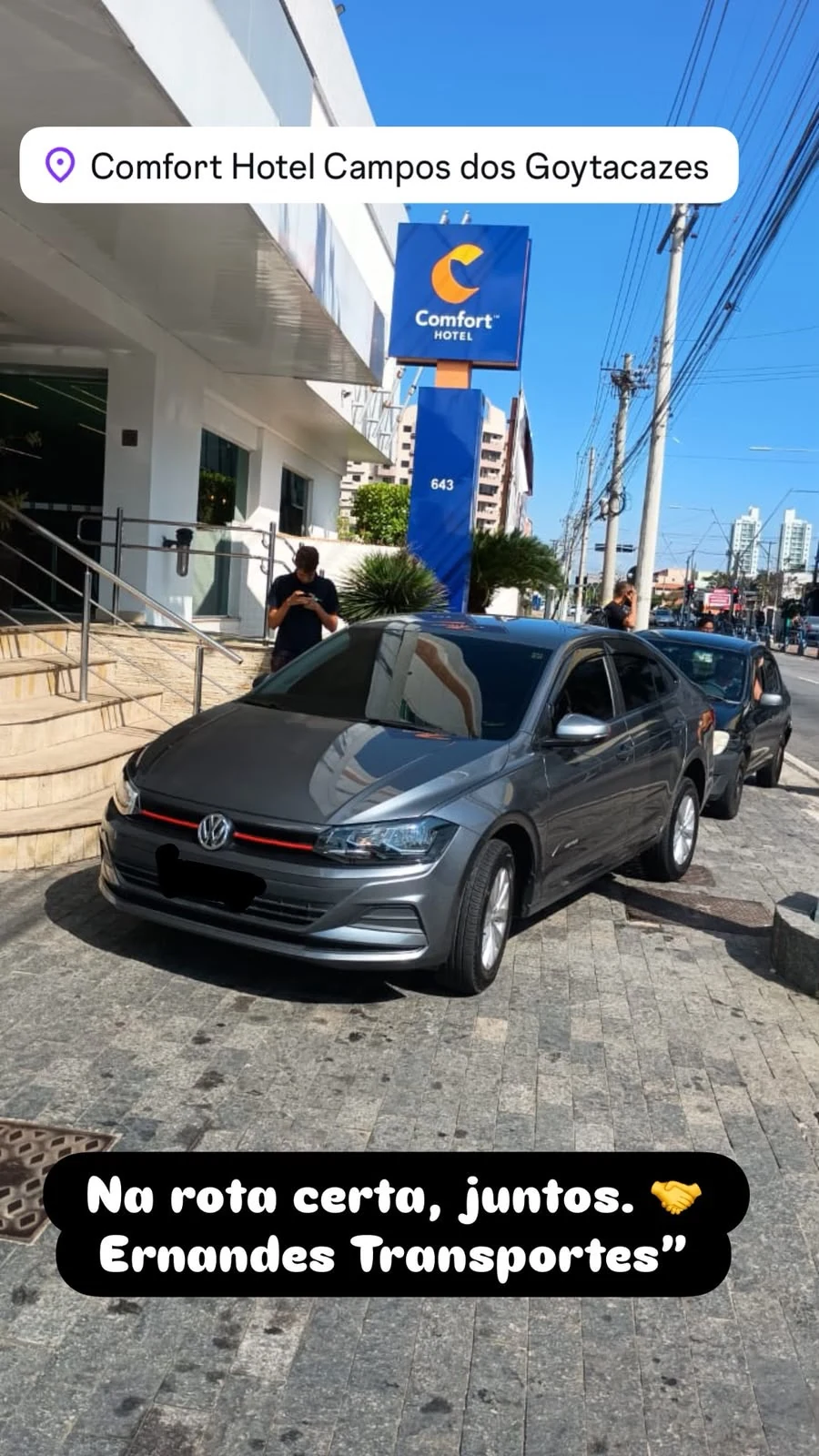 Carro cinza em frente ao Comfort Hotel