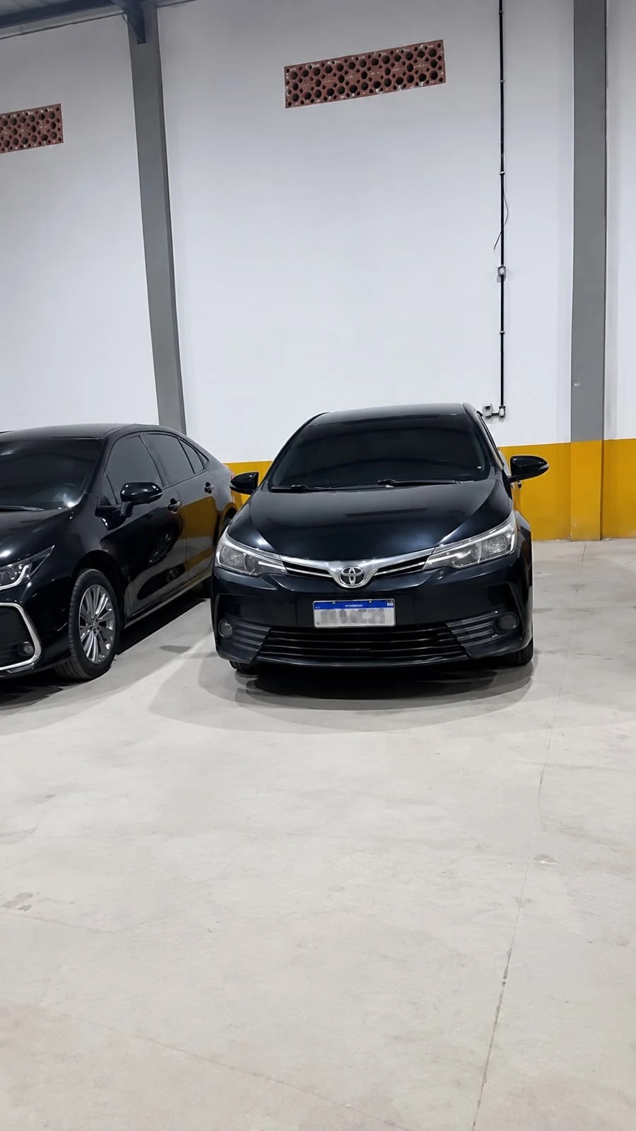 Sedan preto em garagem