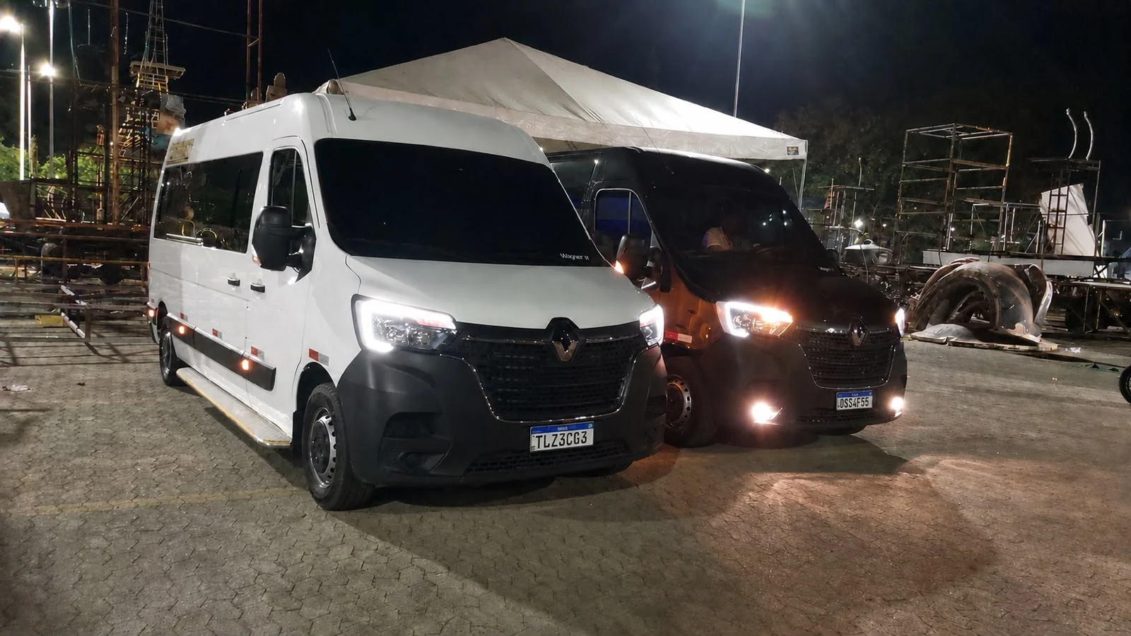 Duas vans Renault para grupos